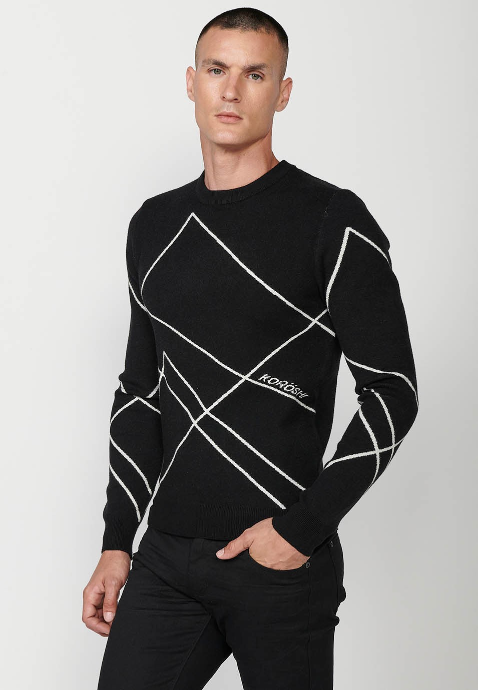 Men's fine knit sweater with geometric figures and round neck in black