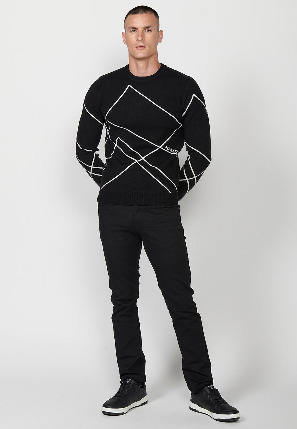 Men's fine knit sweater with geometric figures and round neck in black 6