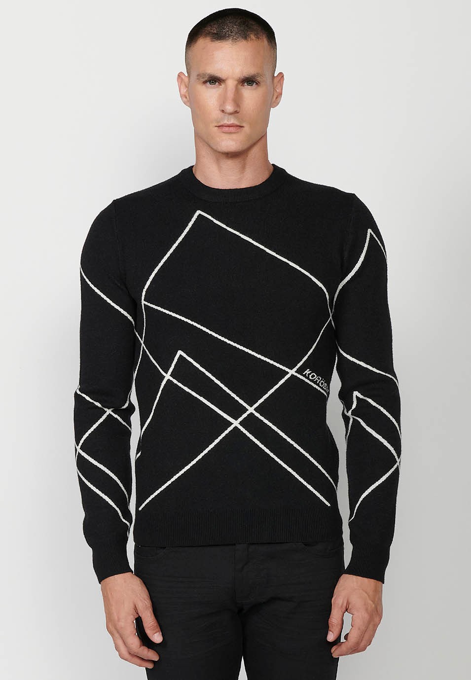 Men's fine knit sweater with geometric figures and round neck in black 2