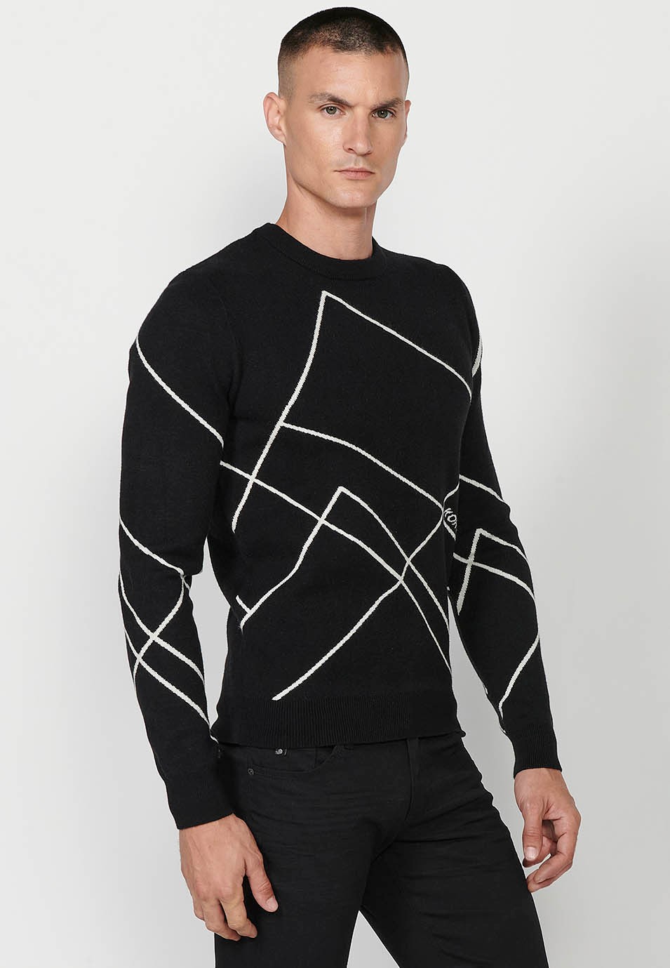 Men's fine knit sweater with geometric figures and round neck in black 3