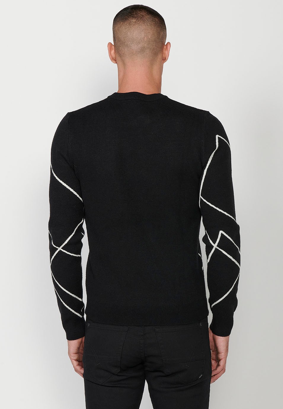 Men's fine knit sweater with geometric figures and round neck in black 4