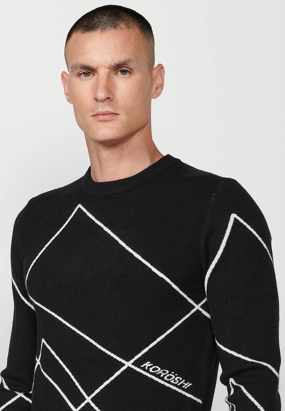 Men's fine knit sweater with geometric figures and round neck in black 5