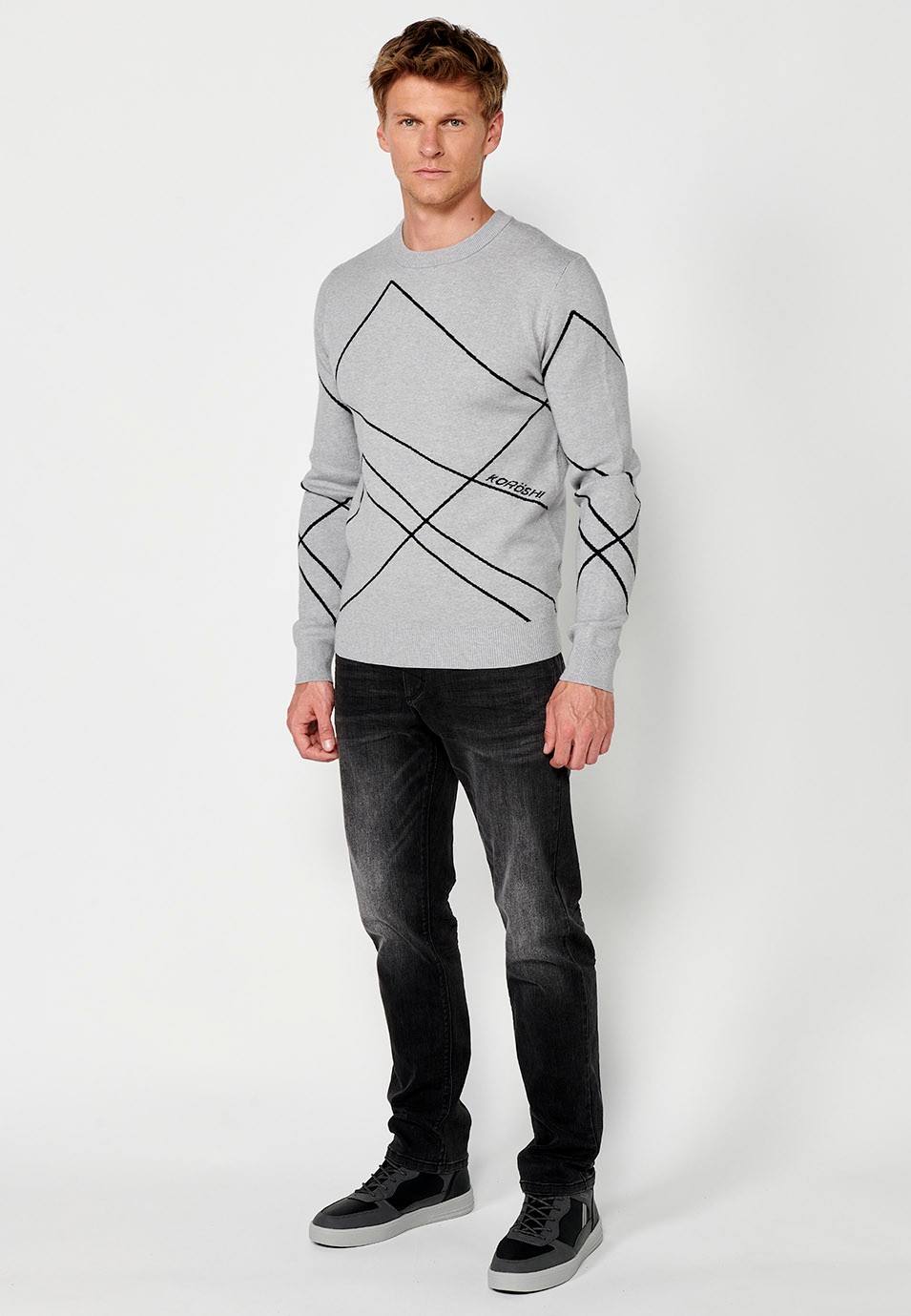 Men's grey geometric pattern fine knit jumper with round neck 2