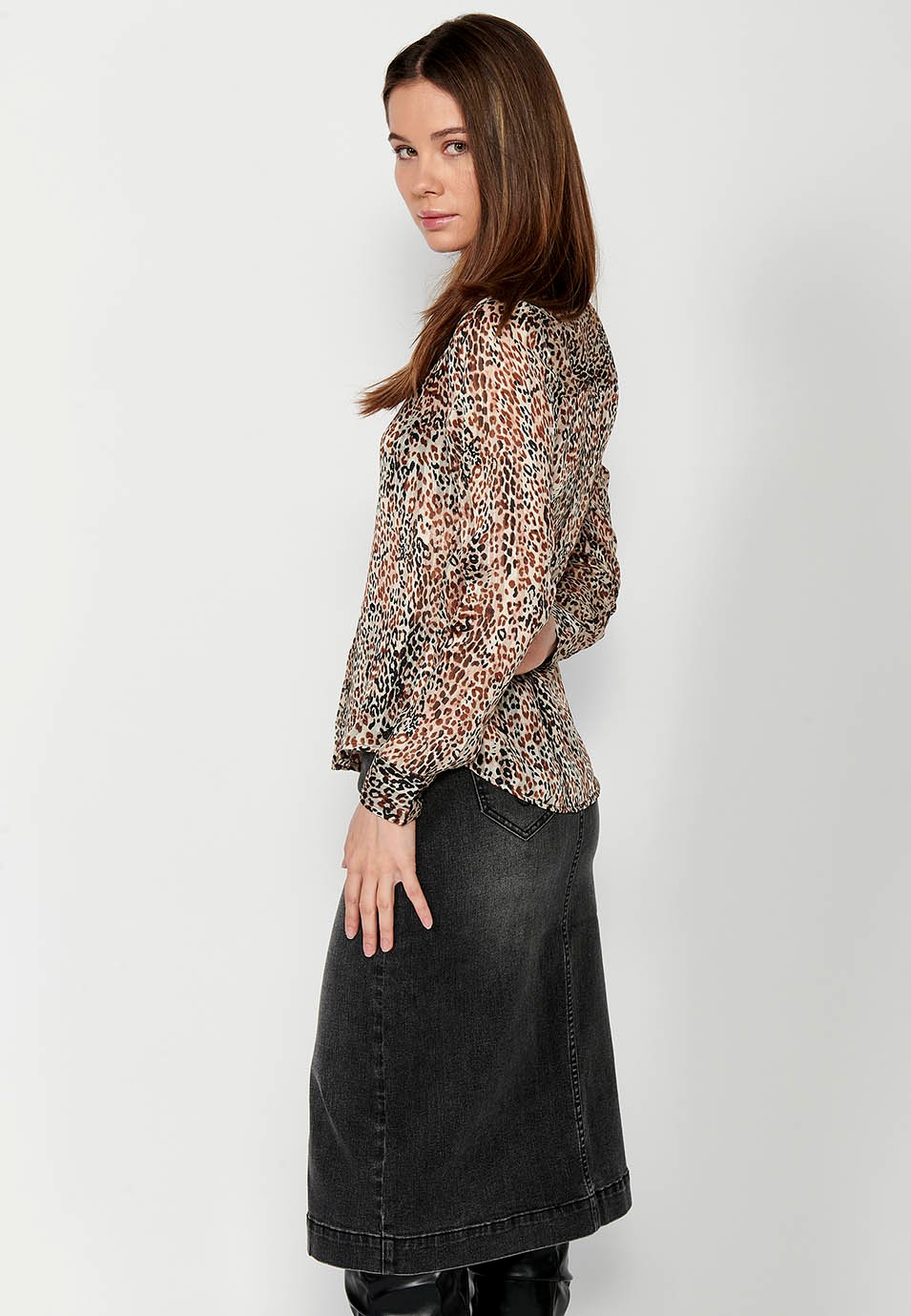 Blouse marron à manches longues, col chemise, fermeture boutonnée sur le devant et imprimé fleuri pour femme