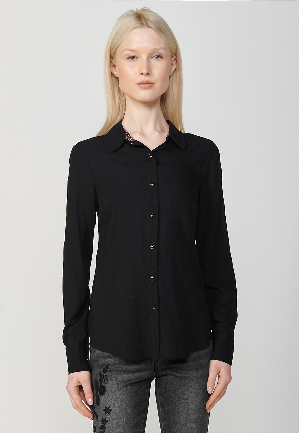 Blouse noire à manches longues et col chemise avec tissu brodé et imprimé sur l'intérieur du cou pour femme