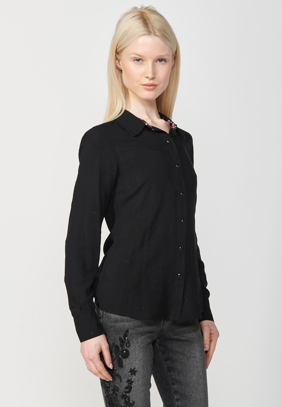 Blouse noire à manches longues et col chemise avec tissu brodé et imprimé sur l'intérieur du cou pour femme