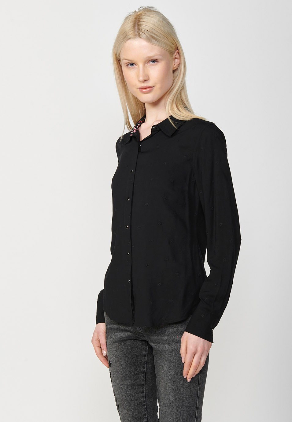 Blusa manga larga y cuello camisero con tejido bordado y estampado en interior del cuello para mujer de color negro