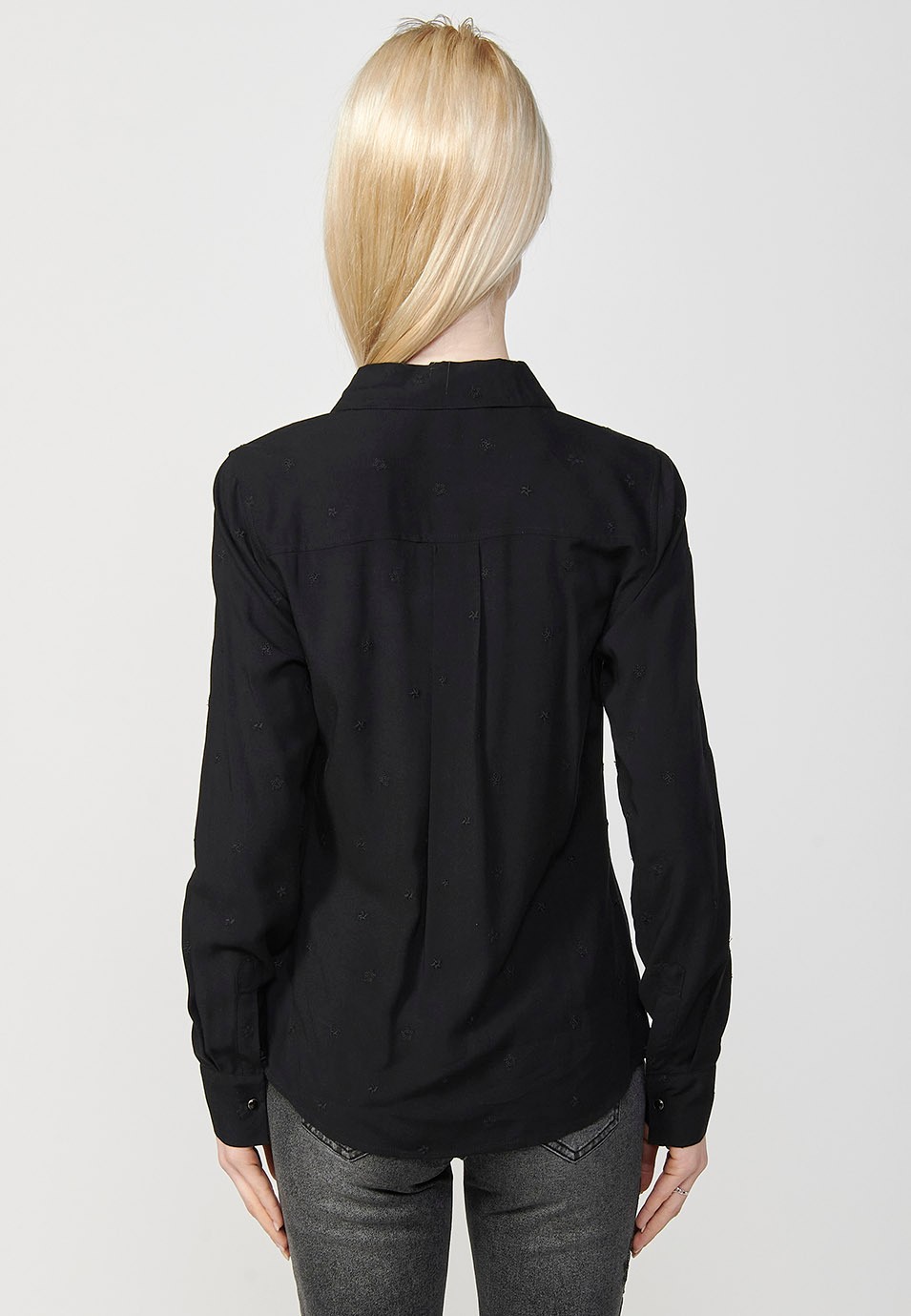 Blouse noire à manches longues et col chemise avec tissu brodé et imprimé sur l'intérieur du cou pour femme