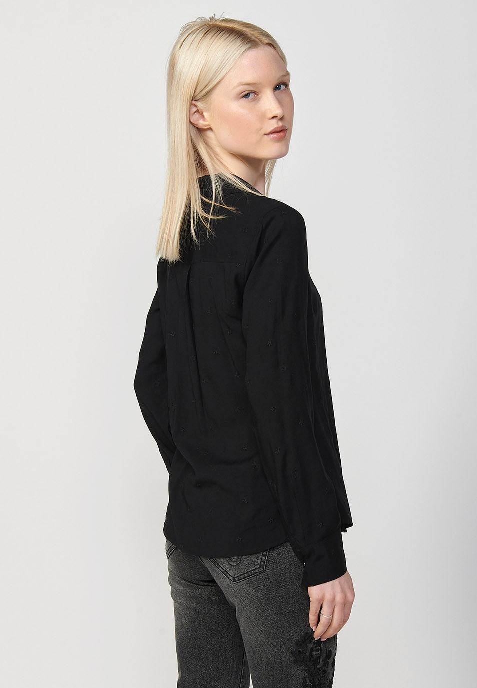 Blouse noire à manches longues et col chemise avec tissu brodé et imprimé sur l'intérieur du cou pour femme