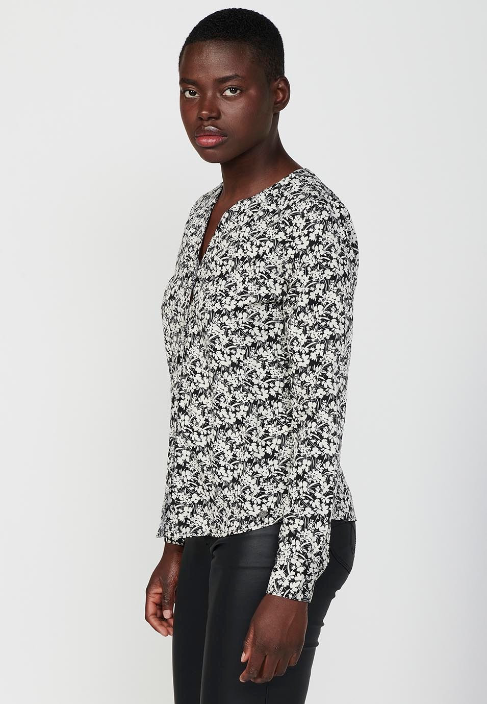 Blouse manches longues, décolleté V et imprimé fleurs bicolores noir et blanc pour Femme