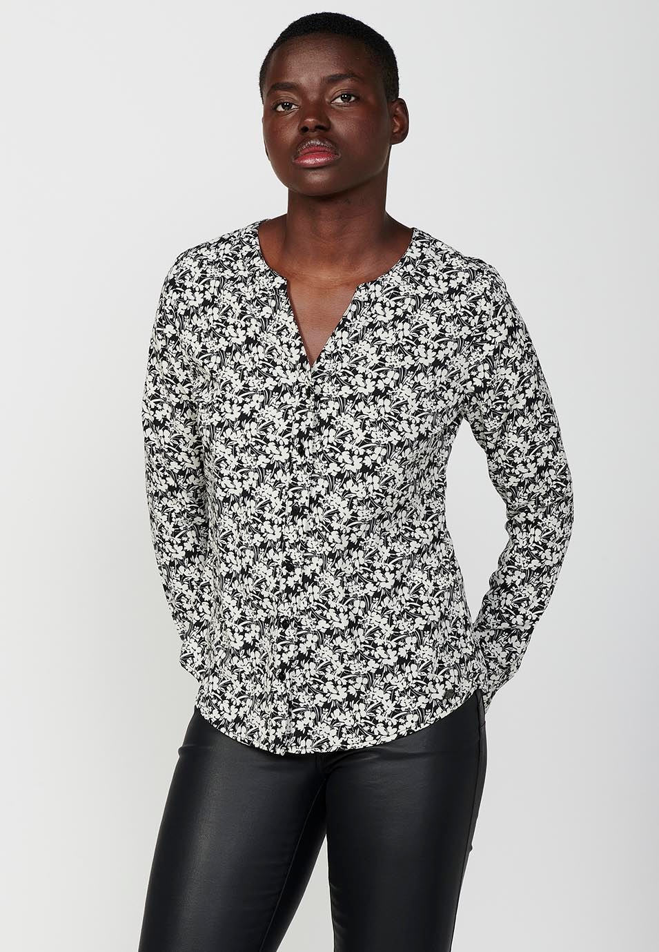 Blouse manches longues, décolleté V et imprimé fleurs bicolores noir et blanc pour Femme