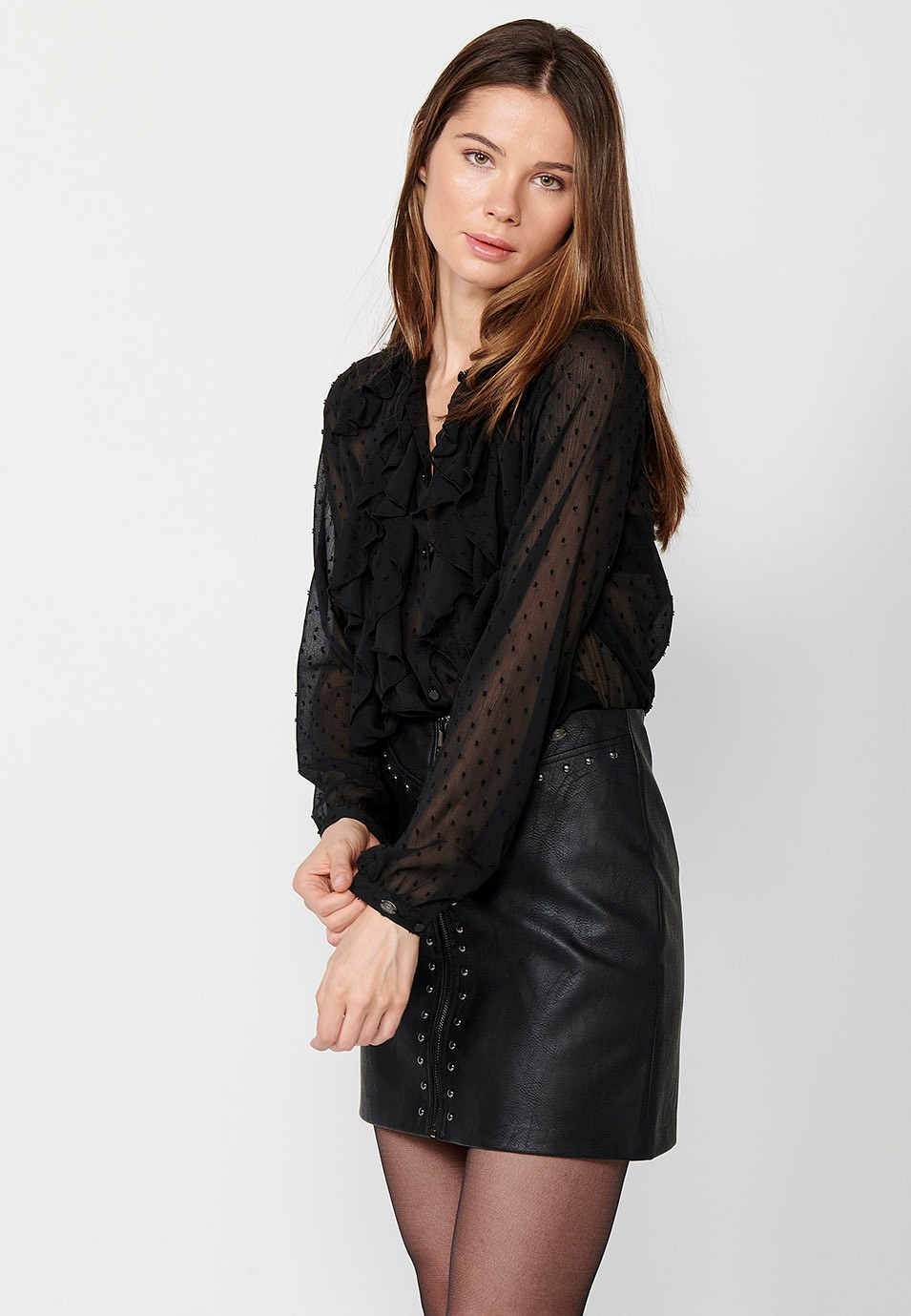 Blusa de gasa con volantes delante y estampado cachemir de tejido plumeti para mujer de color negro