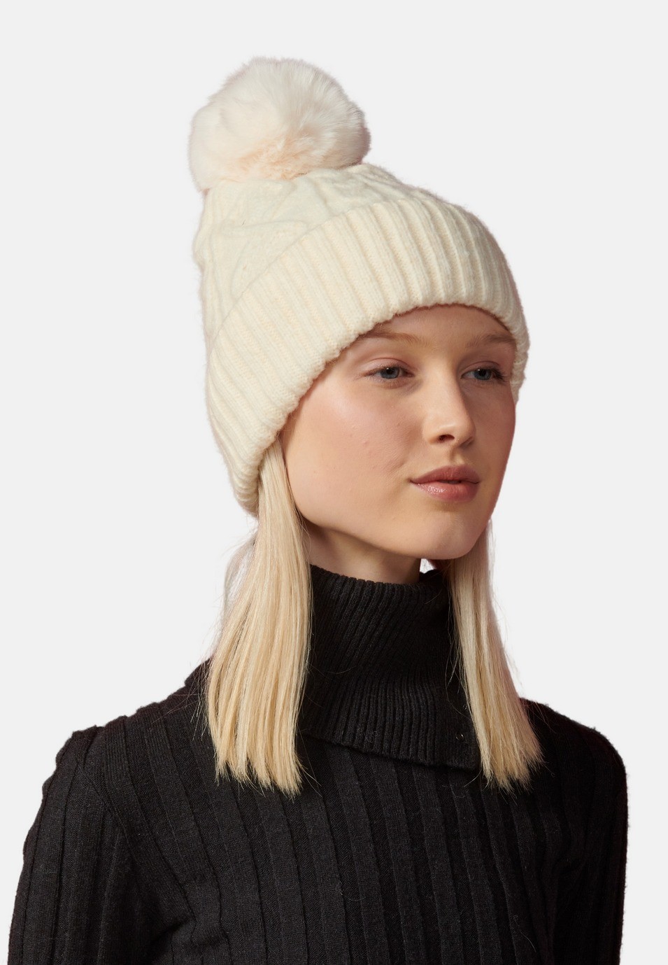 Bonnet femme écru à pompon 1