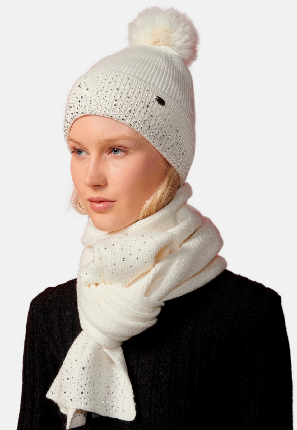 Gorro y bufanda para mujer de color blanco 4