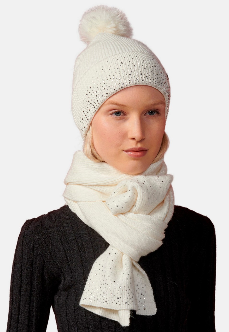 Gorro y bufanda para mujer de color blanco 2