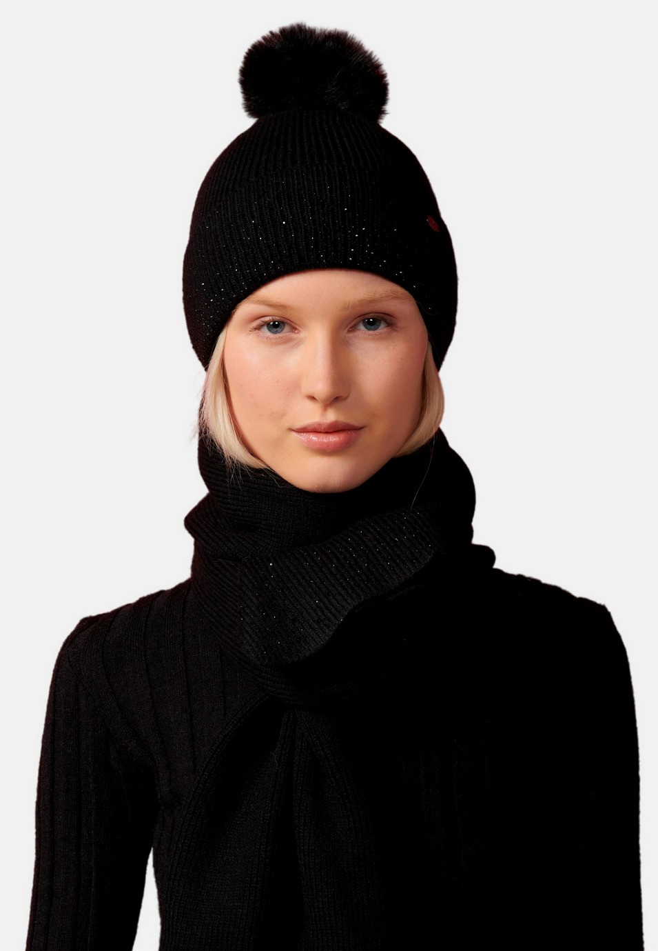 Gorro y bufanda para mujer de color negro 2