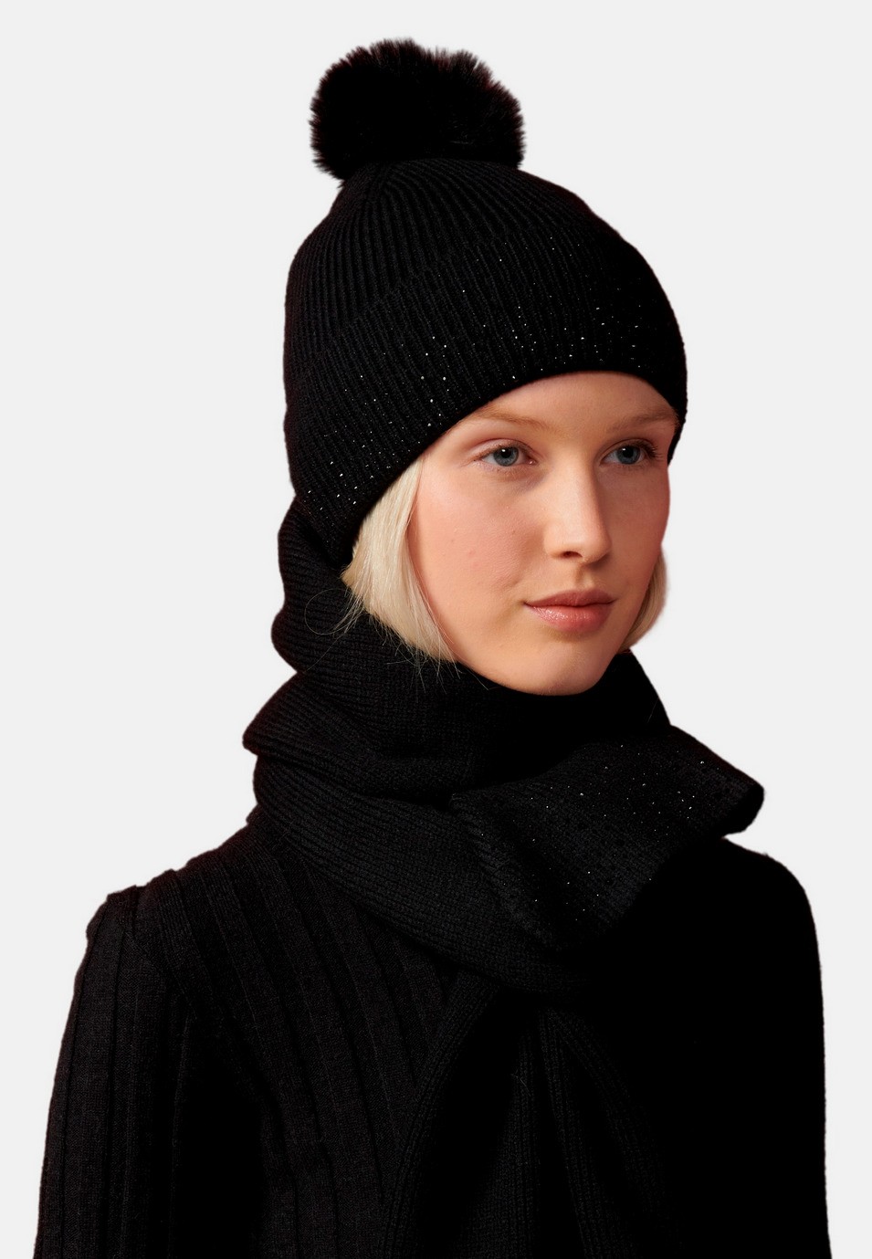 Gorro y bufanda para mujer de color negro 3