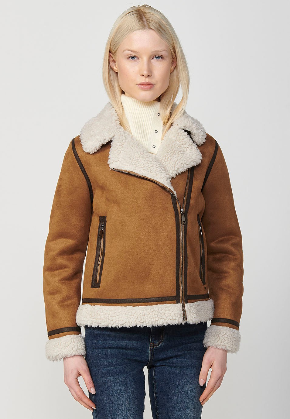 Chaqueta con tejido de doble cara, exterior efecto piel e interior de borrego para mujer de color camel