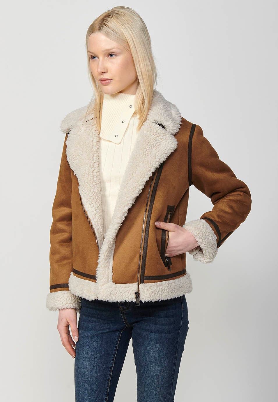 Chaqueta con tejido de doble cara, exterior efecto piel e interior de borrego para mujer de color camel