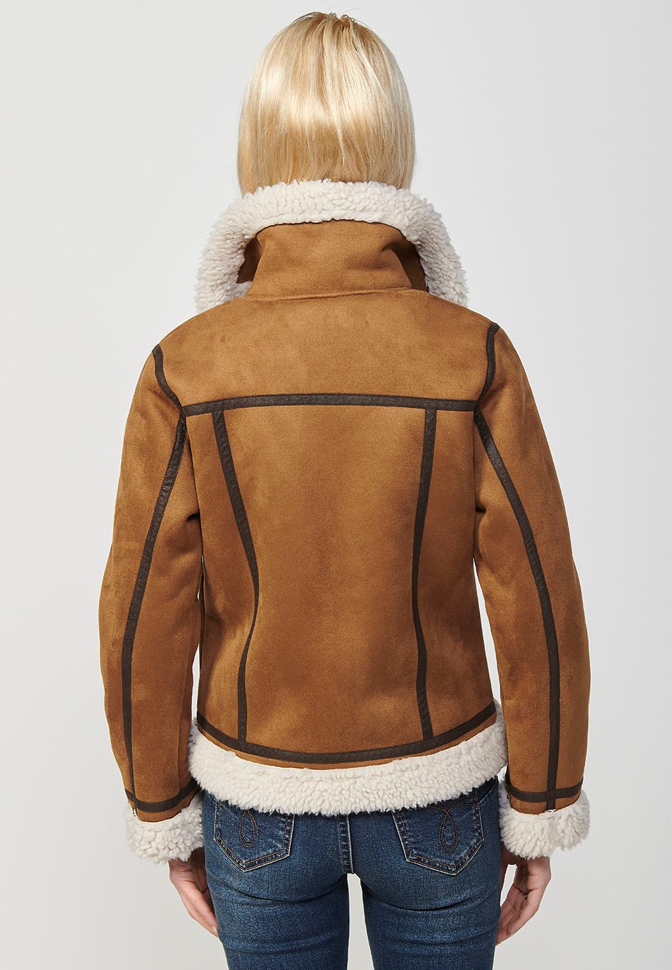 Chaqueta con tejido de doble cara, exterior efecto piel e interior de borrego para mujer de color camel