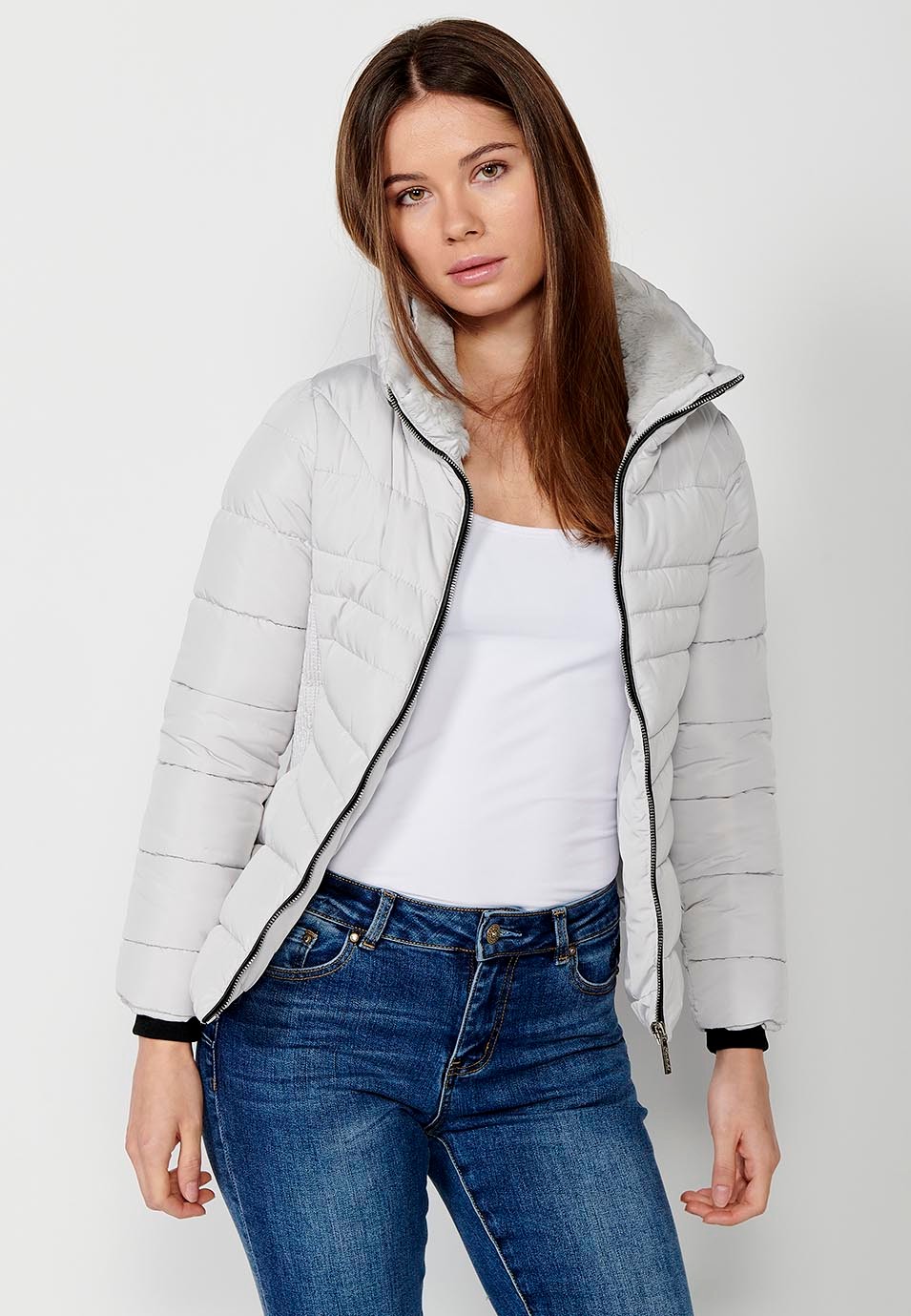 Kurzer wattierter Parka-Mantel mit Stehkragen, Reißverschluss vorne und grauen Taschen für Damen 4