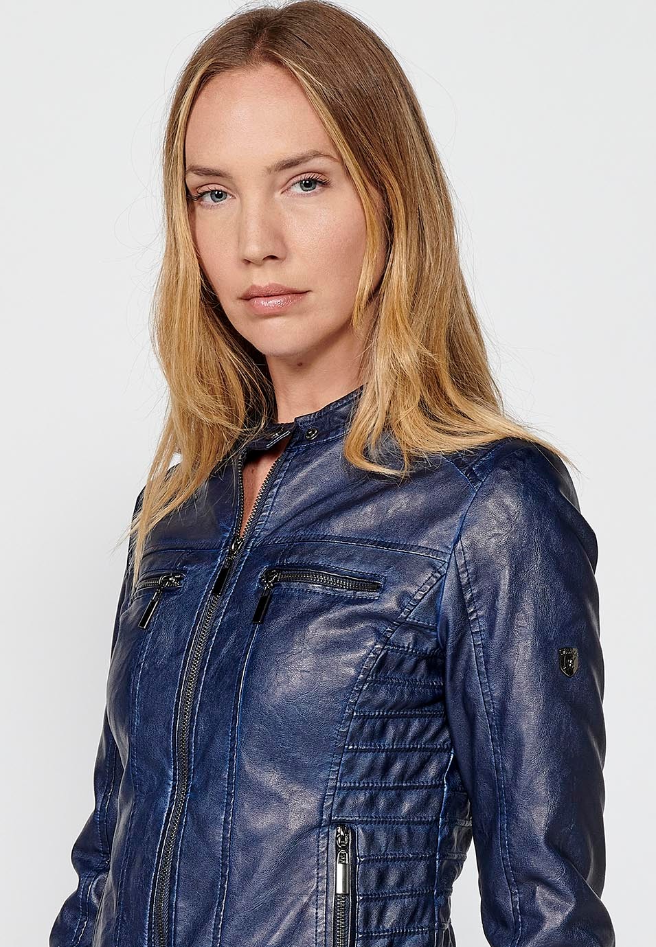 Chaqueta Cazadora estilo motero color azul en polipiel efecto lavado forrada con pelo sintético para Mujer 3