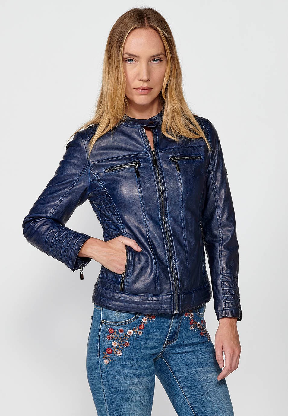 Chaqueta Cazadora estilo motero color azul en polipiel efecto lavado forrada con pelo sintético para Mujer 7