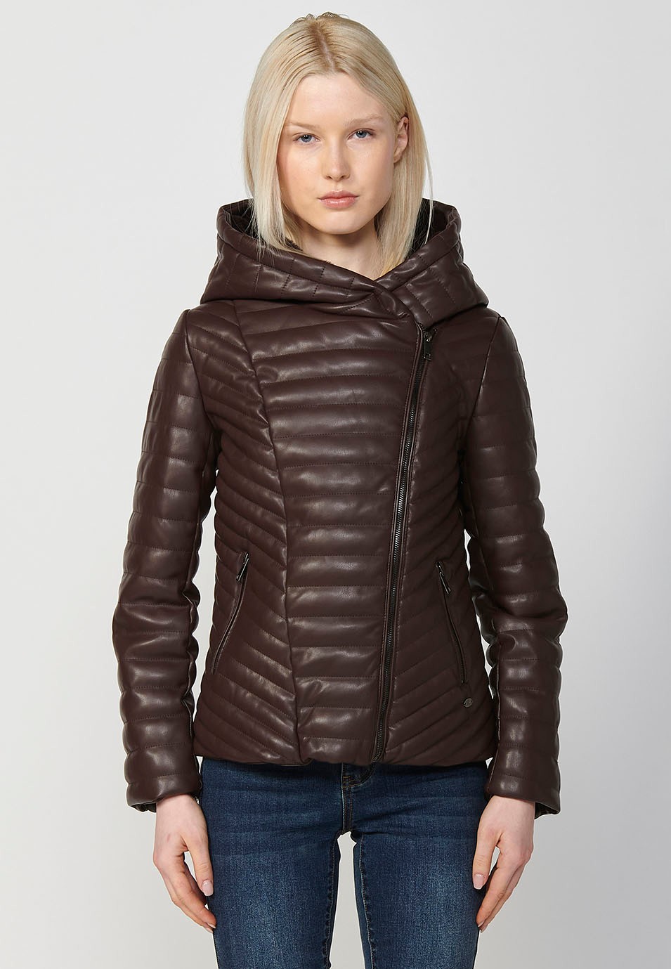 Parka corta acolchada con cuello alto y capucha para mujer en color marrón