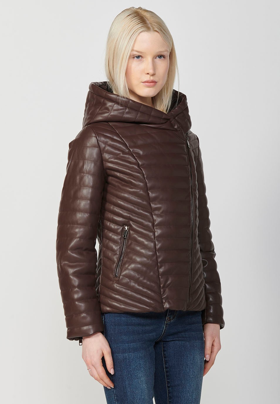 Parka corta acolchada con cuello alto y capucha para mujer en color marrón