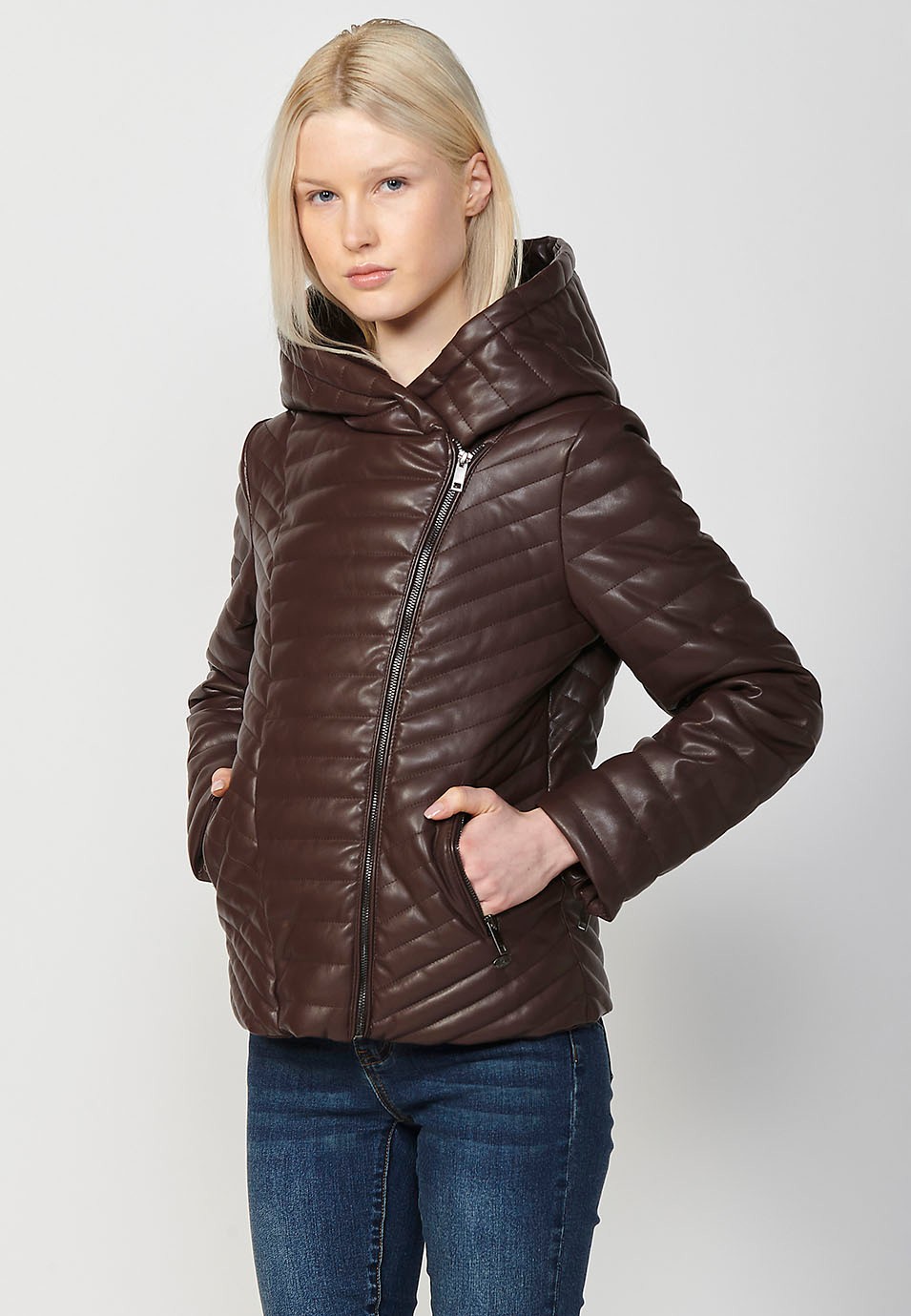 Parka corta acolchada con cuello alto y capucha para mujer en color marrón