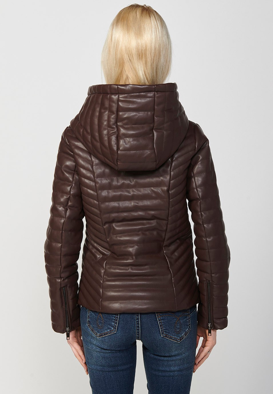 Parka corta acolchada con cuello alto y capucha para mujer en color marrón