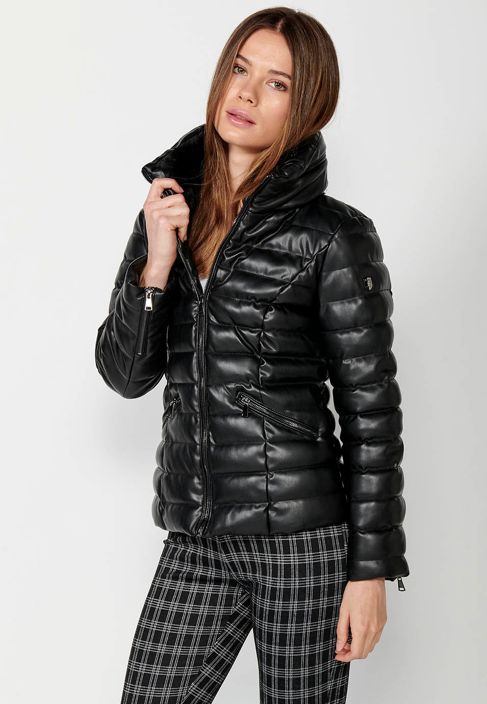 Blouson court en simili cuir matelassé avec col et capuche intérieure noire pour femme