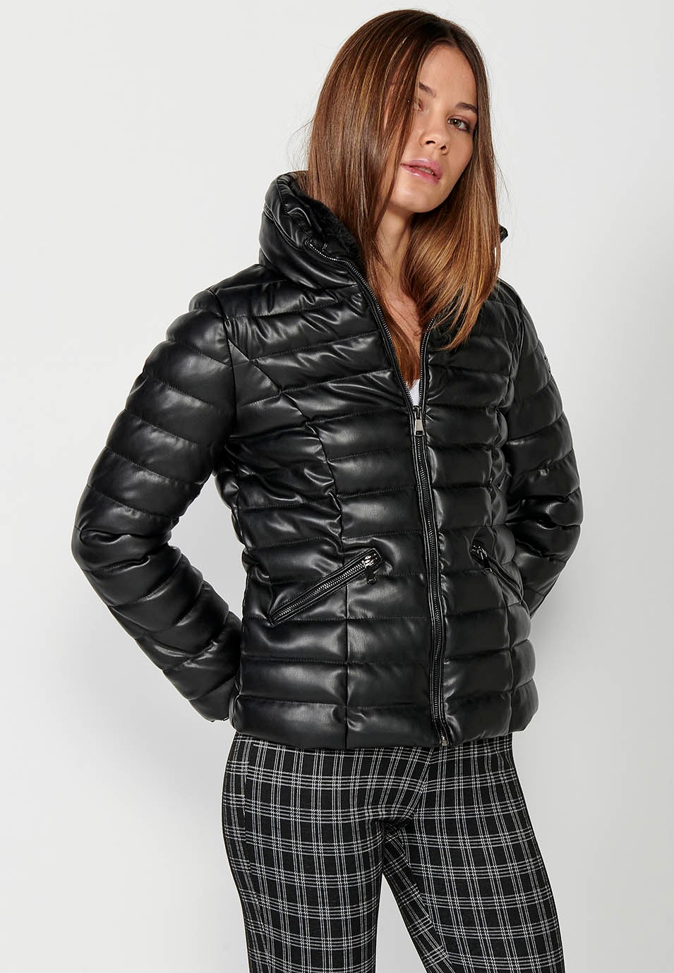 Blouson court en simili cuir matelassé avec col et capuche intérieure noire pour femme