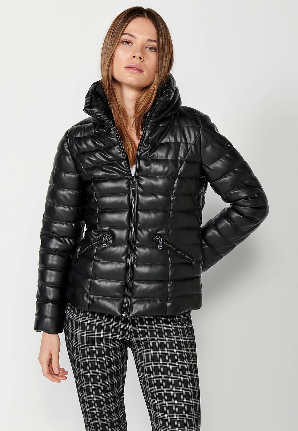 Blouson court en simili cuir matelassé avec col et capuche intérieure noire pour femme