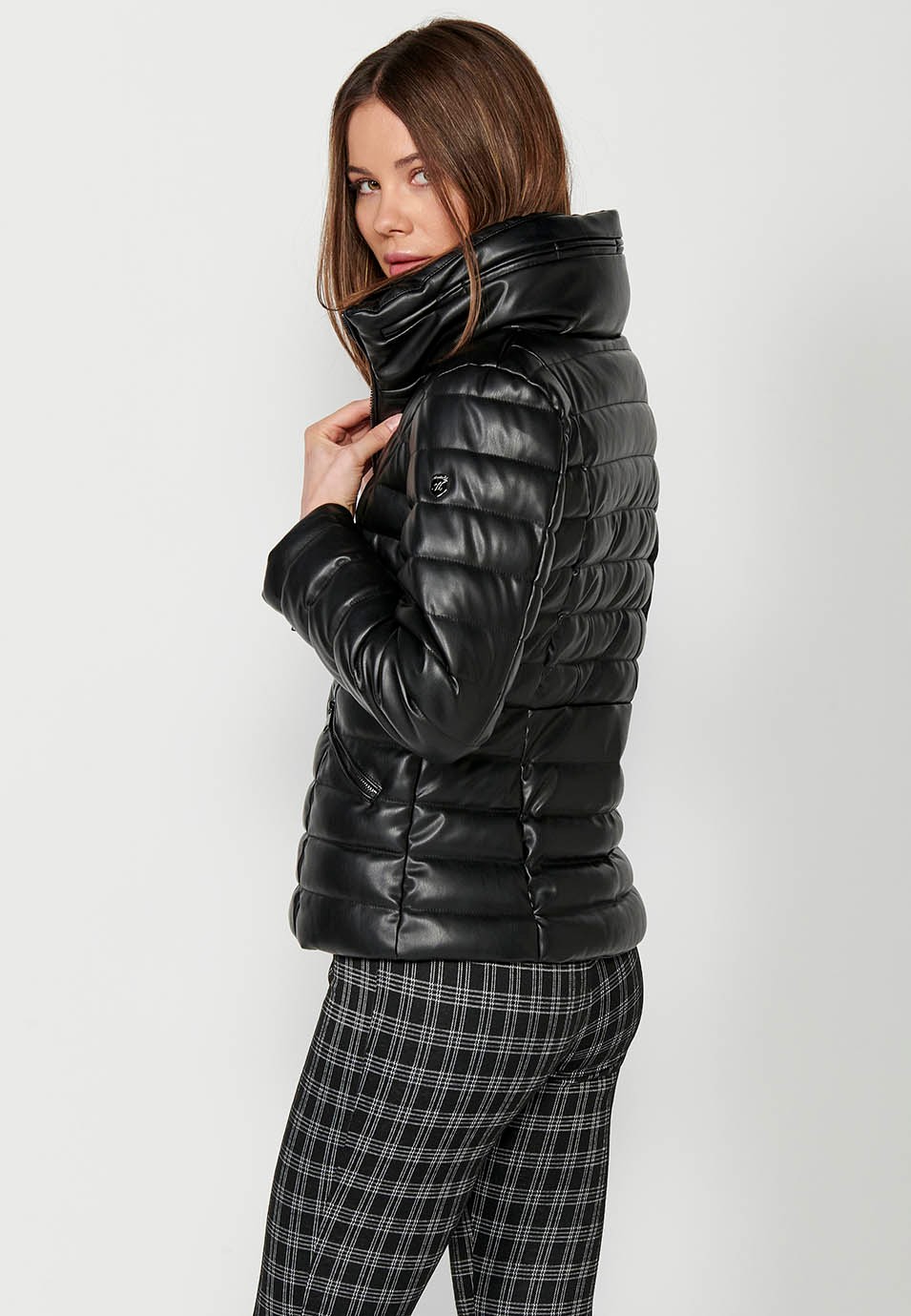 Blouson court en simili cuir matelassé avec col et capuche intérieure noire pour femme