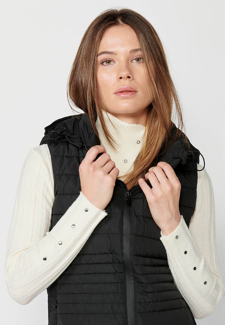 Padded vest with black hood and ribbed edges for women