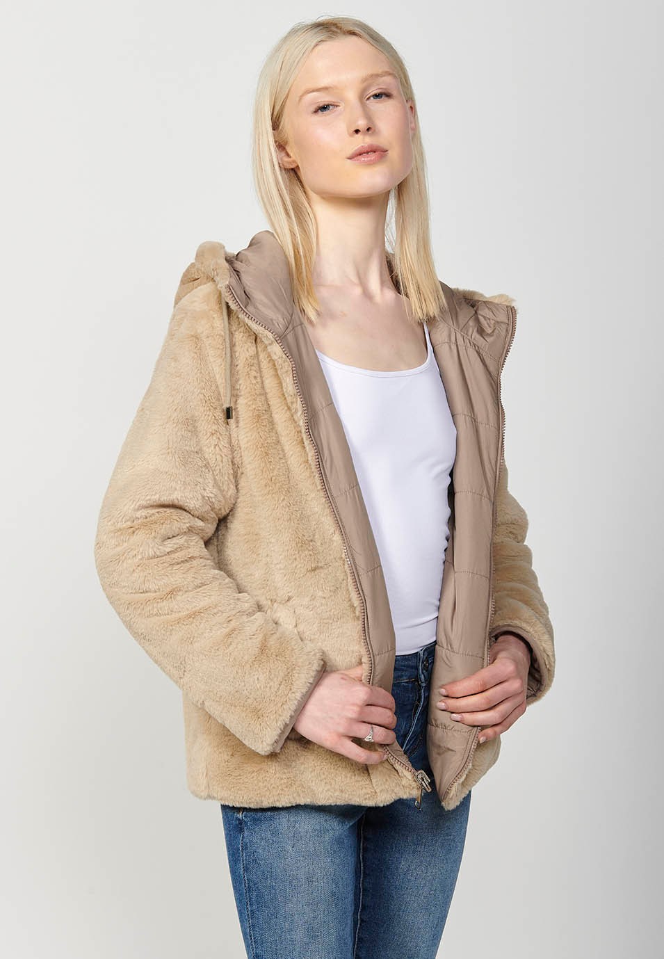 Cazadora acolchada reversible con cuello y capucha con cierre delantero para mujer de color beige