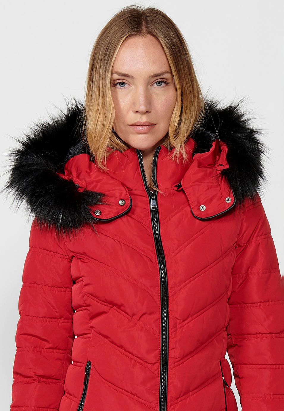 Veste matelassée à capuche en fausse fourrure pour femme rouge avec fermeture zippée sur le devant