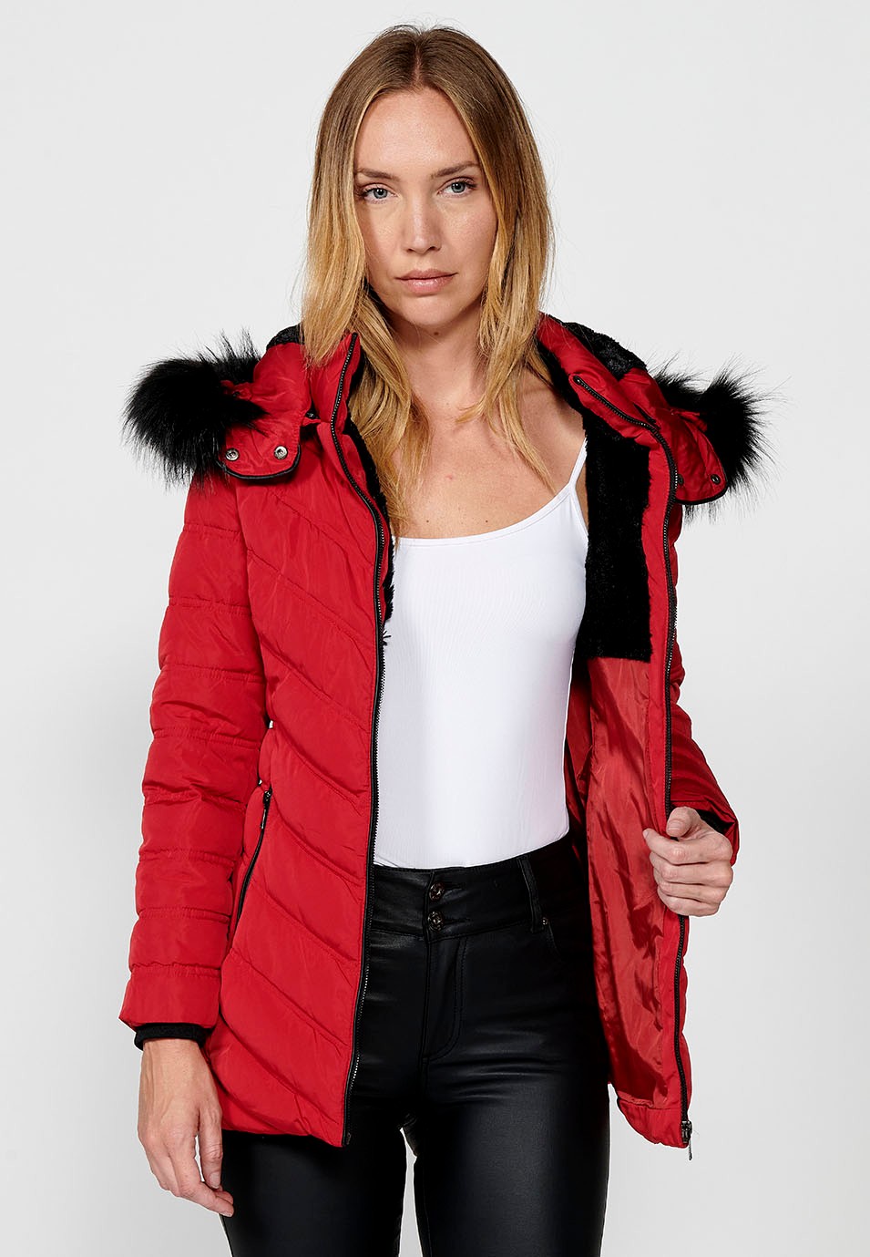 Veste matelassée à capuche en fausse fourrure pour femme rouge avec fermeture zippée sur le devant