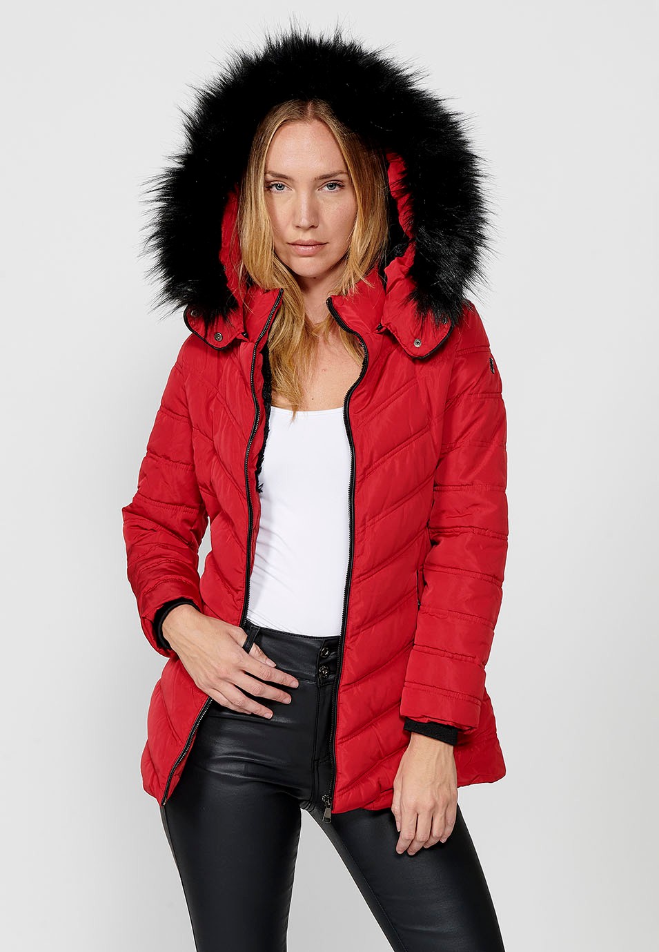 Veste matelassée à capuche en fausse fourrure pour femme rouge avec fermeture zippée sur le devant