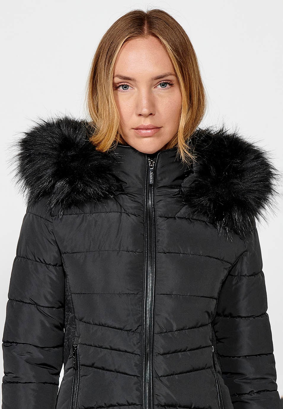 Chaqueta acolchada con cuello y capucha de pelo sintético con cierre delantero y cremallera para mujer de color negro 3