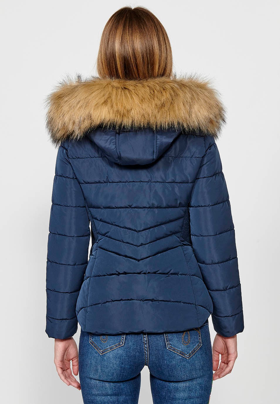 Veste matelassée avec col en fausse fourrure et capuche avec fermeture sur le devant et fermeture éclair pour femme en bleu marine 6