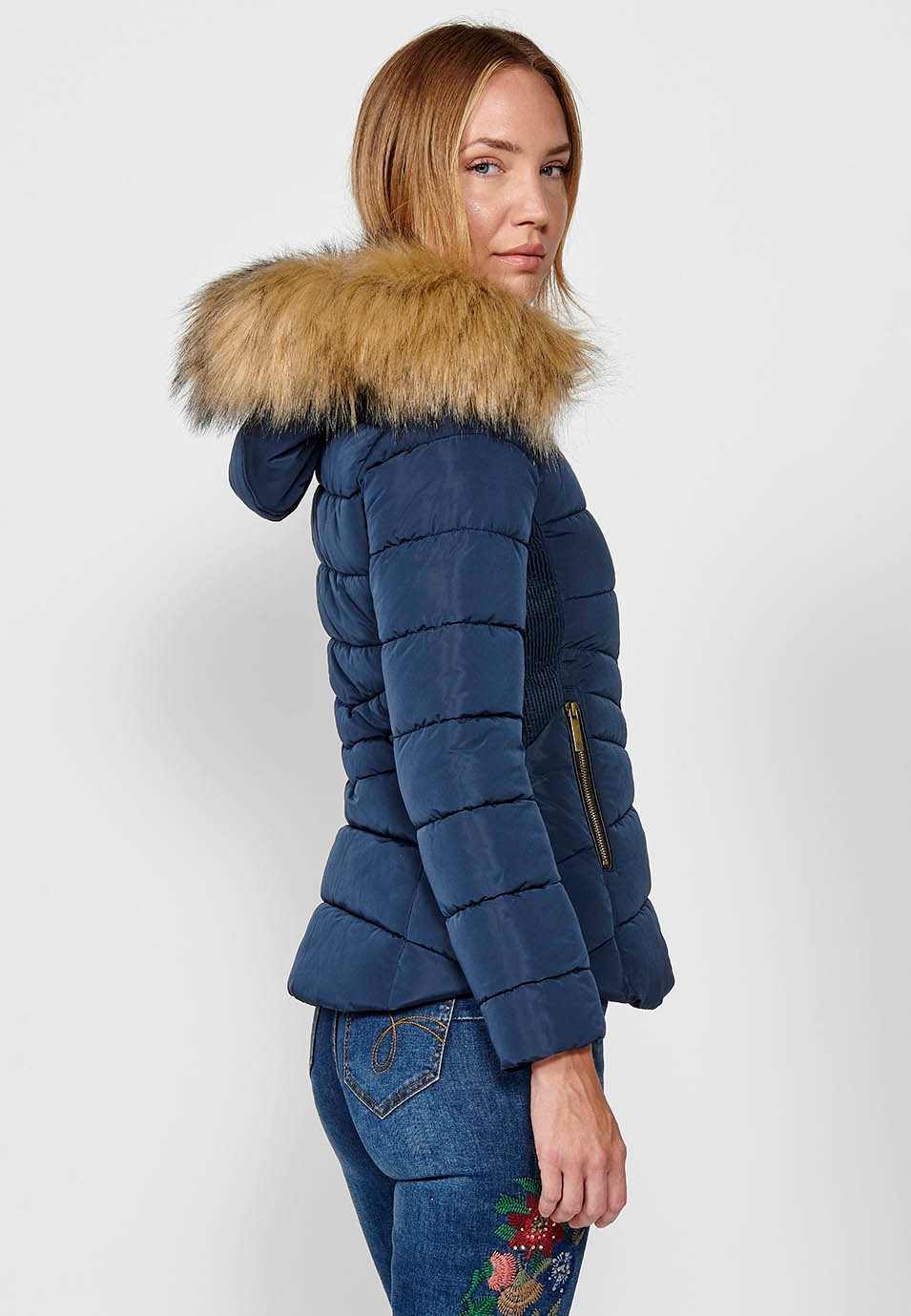 Veste matelassée avec col en fausse fourrure et capuche avec fermeture sur le devant et fermeture éclair pour femme en bleu marine 4