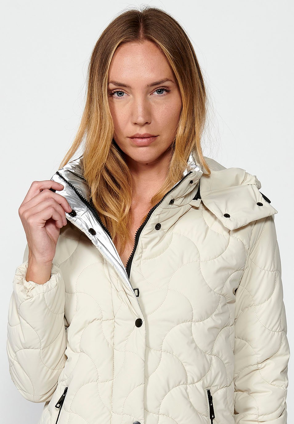 Chaqueta Cazadora acolchada con Cuello con capucha y cierre delantero con botones color Beige para Mujer