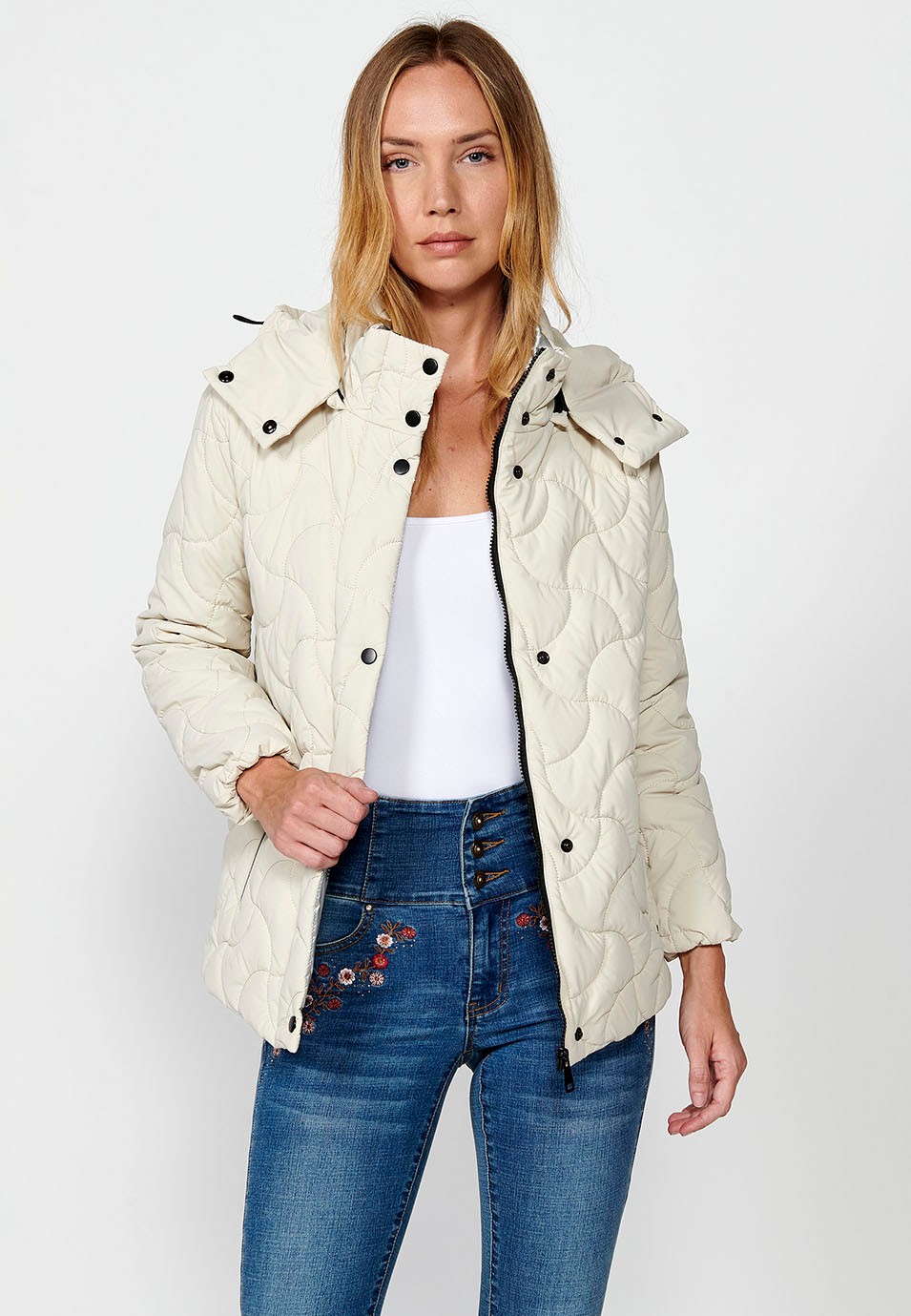 Chaqueta Cazadora acolchada con Cuello con capucha y cierre delantero con botones color Beige para Mujer