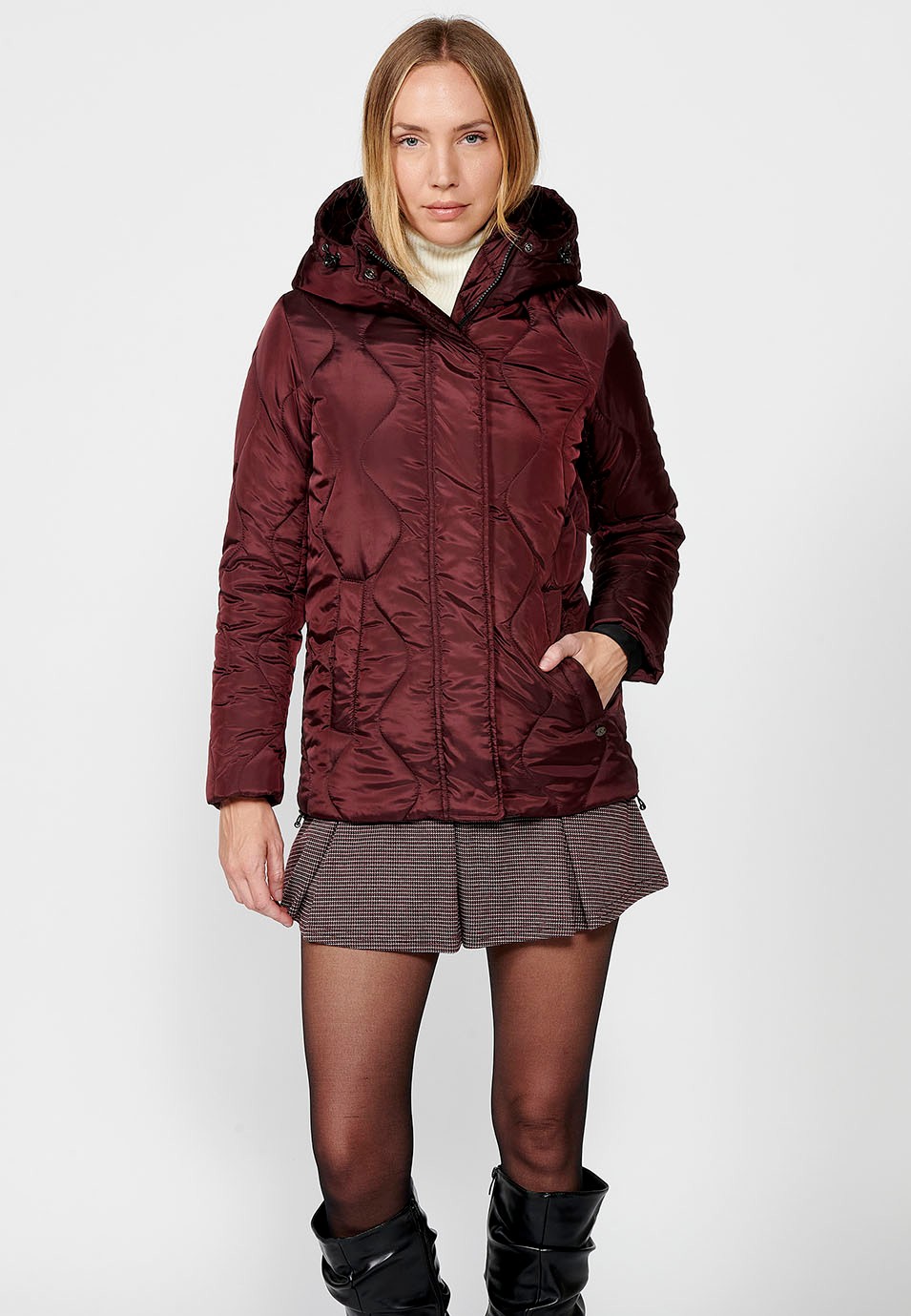 Veste matelassée avec doublure et tissu poil court sur le dessus avec régulateurs sur la capuche et l'ourlet pour femme de couleur bordeaux