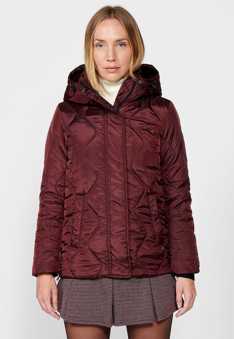 Veste matelassée avec doublure et tissu poil court sur le dessus avec régulateurs sur la capuche et l'ourlet pour femme de couleur bordeaux 2