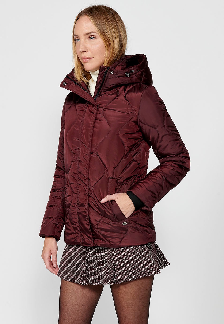 Veste matelassée avec doublure et tissu poil court sur le dessus avec régulateurs sur la capuche et l'ourlet pour femme de couleur bordeaux 3