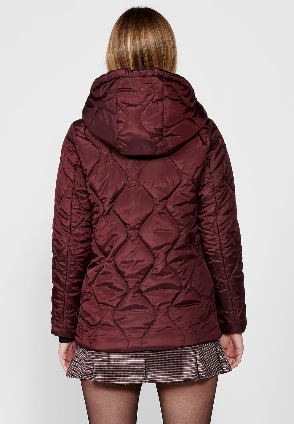 Veste matelassée avec doublure et tissu poil court sur le dessus avec régulateurs sur la capuche et l'ourlet pour femme de couleur bordeaux 6