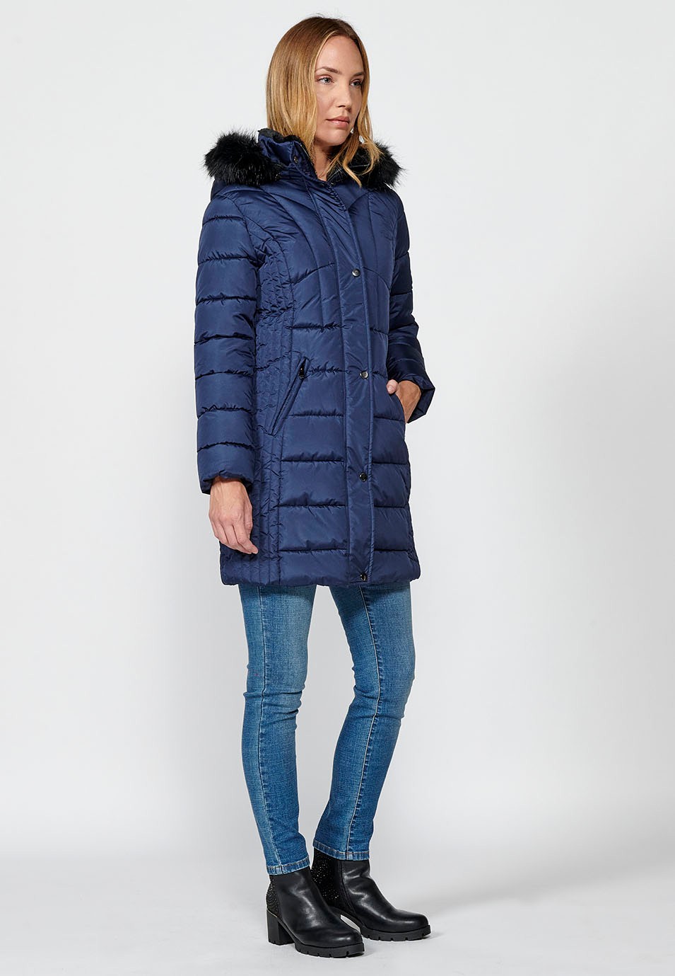 Parka longue matelassée avec col et capuche en fausse fourrure et fermeture éclair sur le devant pour femme en bleu marine